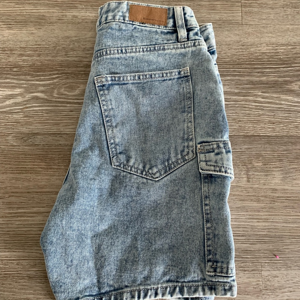 Low rise dad shorts( that’s the style)